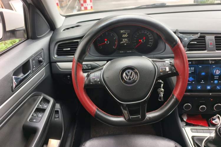 Used Volkswagen Lavida 2015 1.6L Manual Fashion Edition Steering Wheel