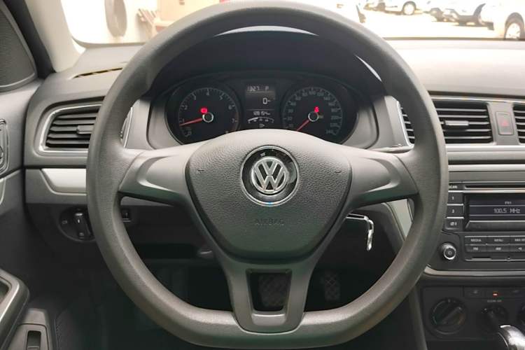 Used Volkswagen Lavida 2015 1.6L Automatic Fashion Edition Steering Wheel
