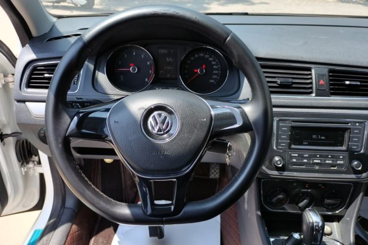Used Volkswagen Lavida 2015 1.6L Automatic Comfort Edition Steering Wheel