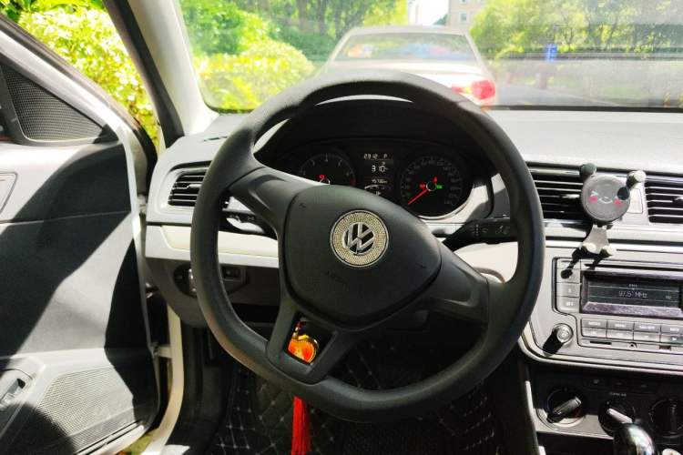 Used Volkswagen Lavida 2015 1.6L Automatic Fashion Edition Steering Wheel