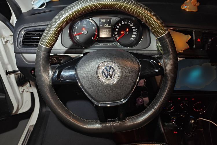 Used Volkswagen Lavida 2015 1.6L Automatic Comfort Edition Steering Wheel