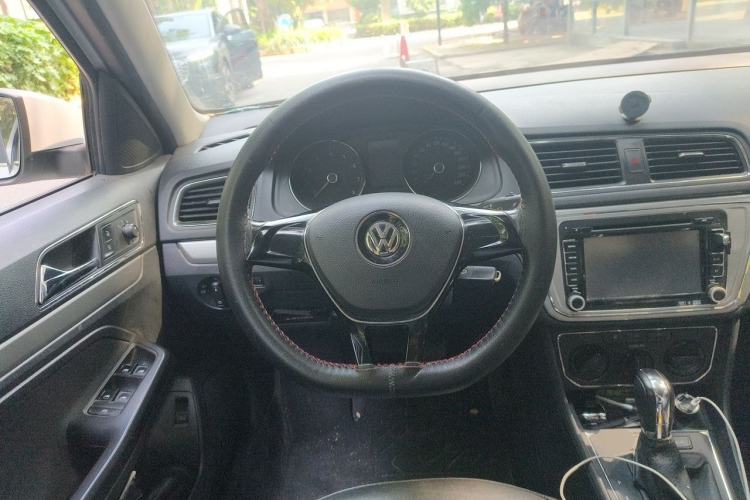 Used Volkswagen Lavida 2015 1.6L Automatic Comfort Edition Steering Wheel