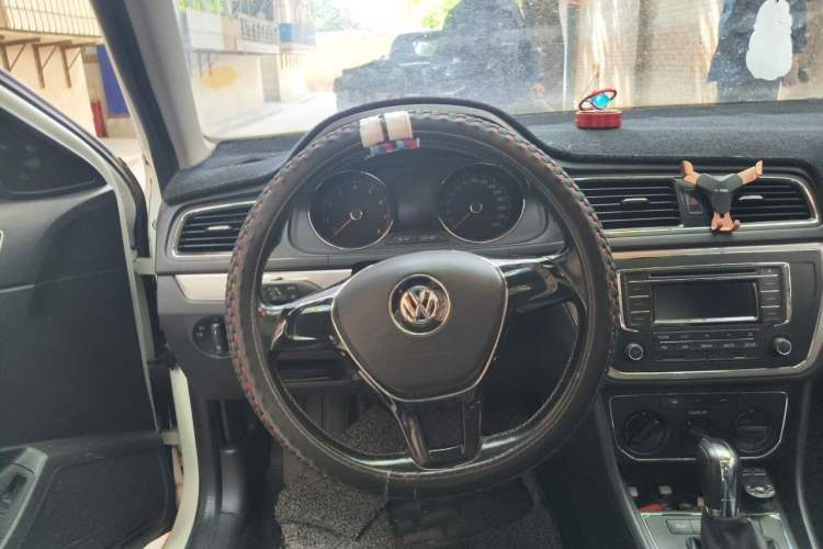 Used Volkswagen Lavida 2015 1.6L Automatic Comfort Edition Steering Wheel