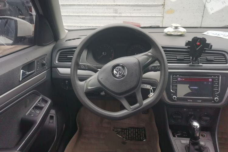 Used Volkswagen Lavida 2015 1.6L Automatic Fashion Edition Steering Wheel