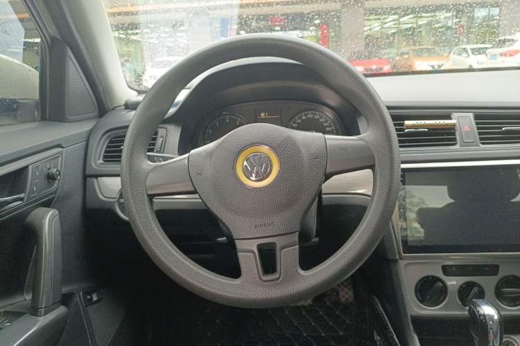Used Volkswagen Lavida 2015 1.6L Automatic Fashion Edition Steering Wheel