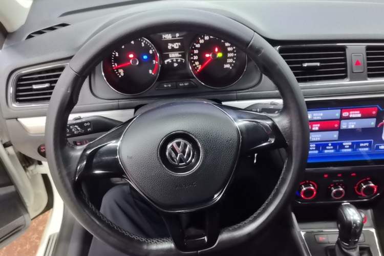 Used Volkswagen Lavida 2015 1.6L Automatic Comfort Edition Steering Wheel