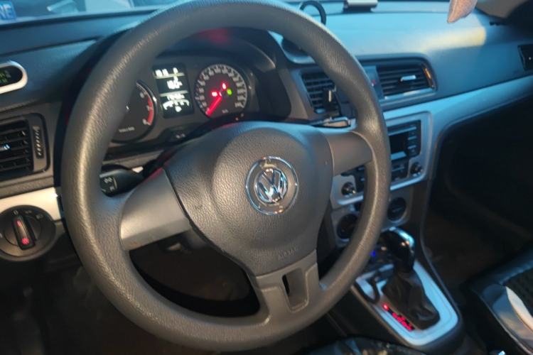 Used Volkswagen Lavida 2015 1.6L Automatic Fashion Edition Steering Wheel