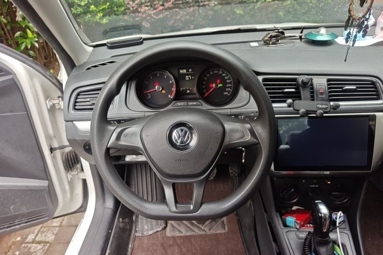 Used Volkswagen Lavida 2015 1.6L Automatic Fashion Edition Steering Wheel