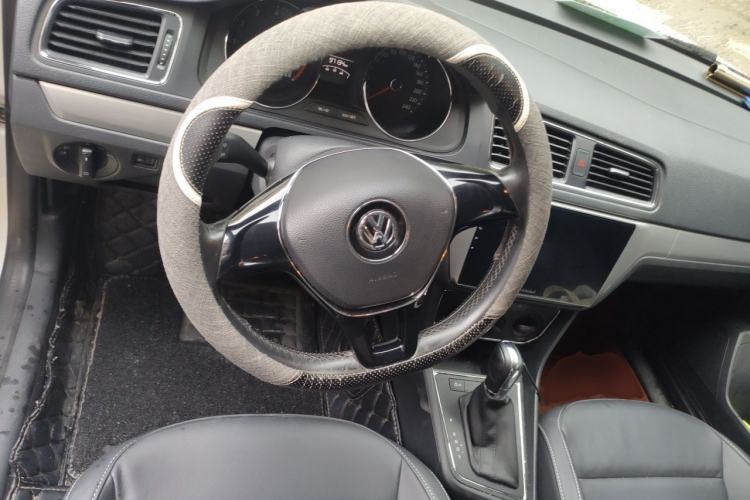 Used Volkswagen Lavida 2015 1.6L Automatic Comfort Edition Steering Wheel