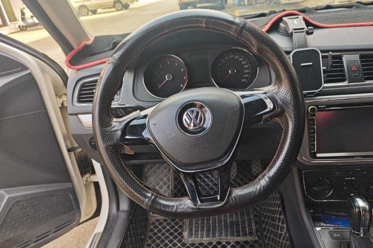Used Volkswagen Lavida 2015 1.6L Automatic Comfort Edition Steering Wheel