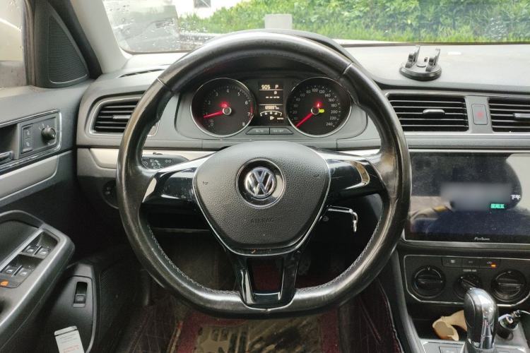 Used Volkswagen Lavida 2015 1.6L Automatic Comfort Edition Steering Wheel