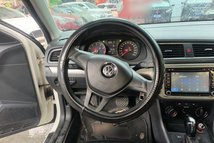 Used Volkswagen Lavida 2015 1.6L Automatic Fashion Edition Steering Wheel