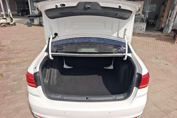 Used Volkswagen Lavida 2015 1.6L Manual Fashion Edition Trunk
