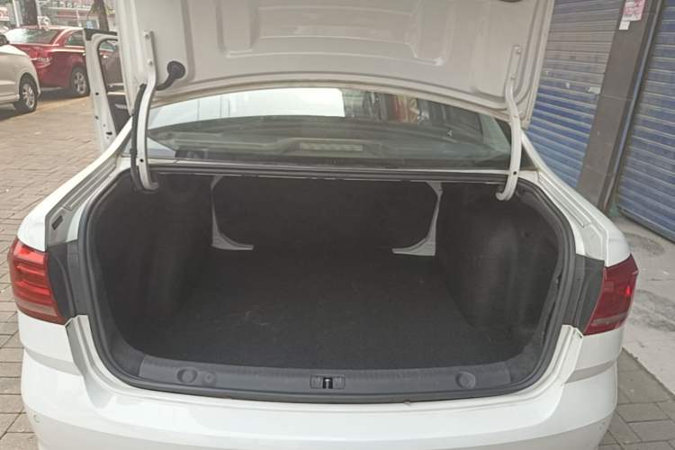 Used Volkswagen Lavida 2015 1.6L Automatic Fashion Edition Trunk