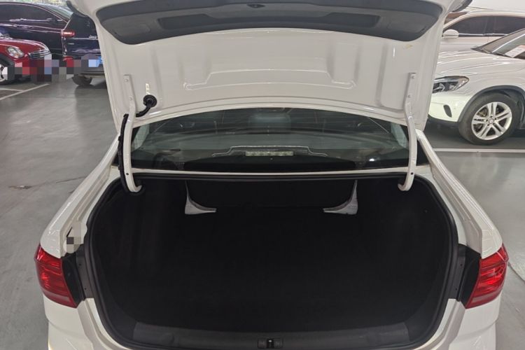 Used Volkswagen Lavida 2015 1.6L Automatic Fashion Edition Trunk
