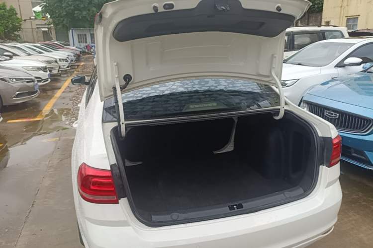 Used Volkswagen Lavida 2015 1.6L Automatic Comfort Edition Trunk