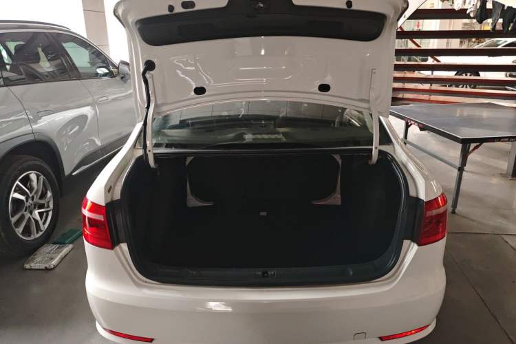 Used Volkswagen Lavida 2015 1.6L Automatic Fashion Edition Trunk
