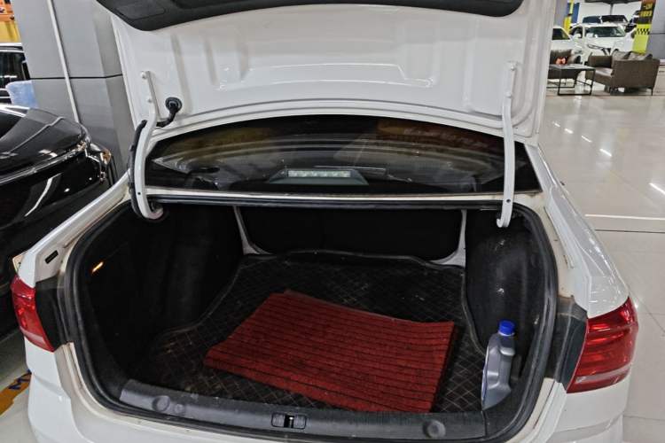 Used Volkswagen Lavida 2015 1.6L Automatic Comfort Edition Trunk