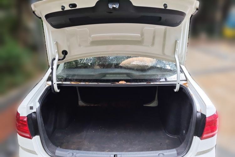 Used Volkswagen Lavida 2015 1.6L Manual Fashion Edition Trunk