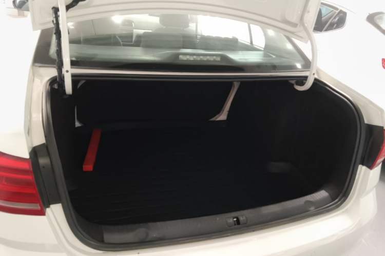 Used Volkswagen Lavida 2015 1.6L Automatic Fashion Edition Trunk