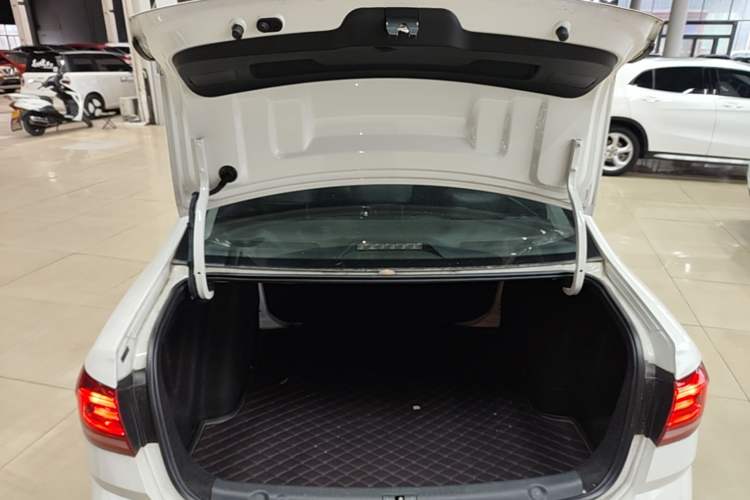 Used Volkswagen Lavida 2015 1.6L Manual Fashion Edition Trunk