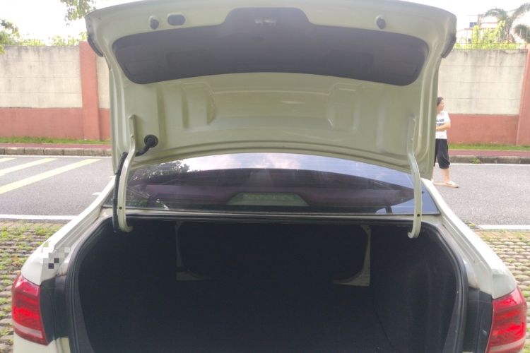 Used Volkswagen Lavida 2015 1.6L Automatic Fashion Edition Trunk
