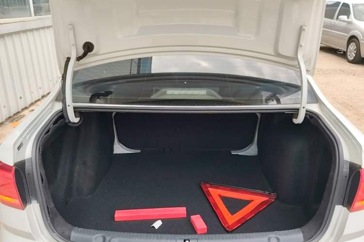 Used Volkswagen Lavida 2015 1.6L Automatic Fashion Edition Trunk