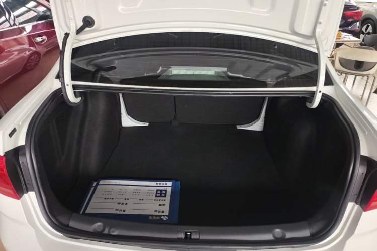 Used Volkswagen Lavida 2015 1.6L Automatic Comfort Edition Trunk
