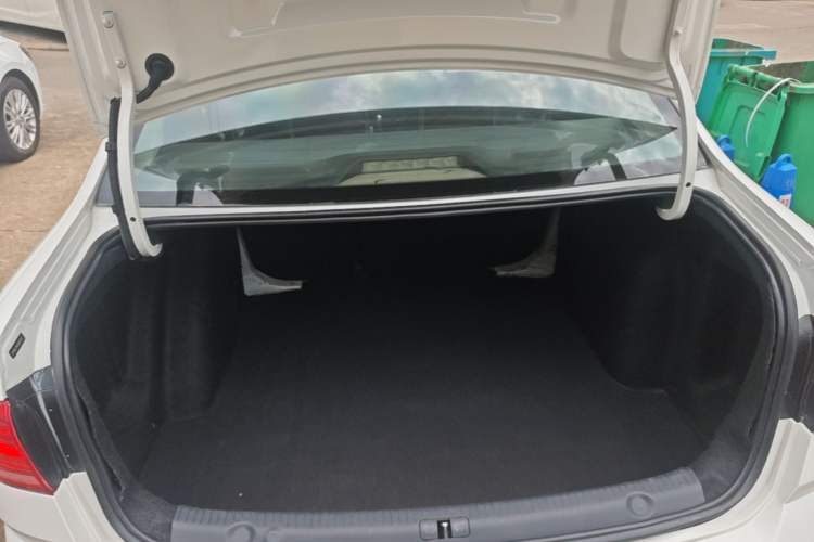 Used Volkswagen Lavida 2015 1.6L Automatic Comfort Edition Trunk