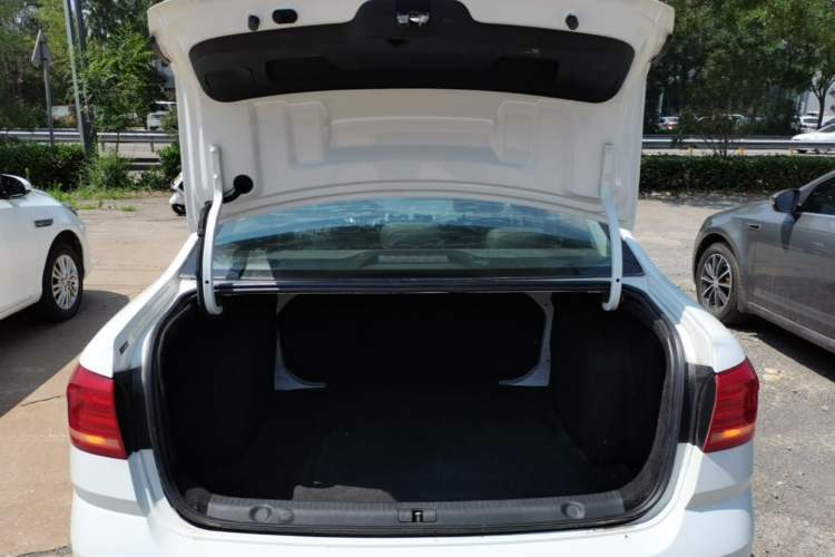Used Volkswagen Lavida 2015 1.6L Automatic Comfort Edition Trunk