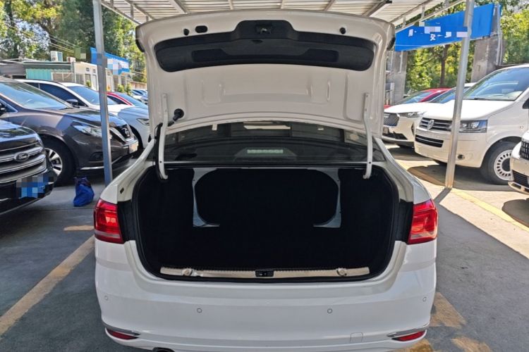 Used Volkswagen Lavida 2015 1.6L Automatic Comfort Edition Trunk