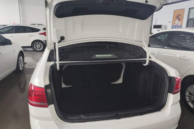 Used Volkswagen Lavida 2015 1.6L Automatic Fashion Edition Trunk