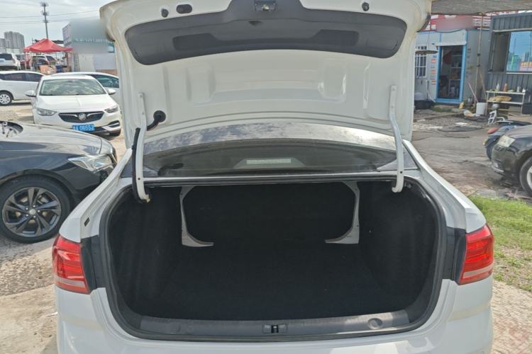 Used Volkswagen Lavida 2015 1.6L Manual Fashion Edition Trunk