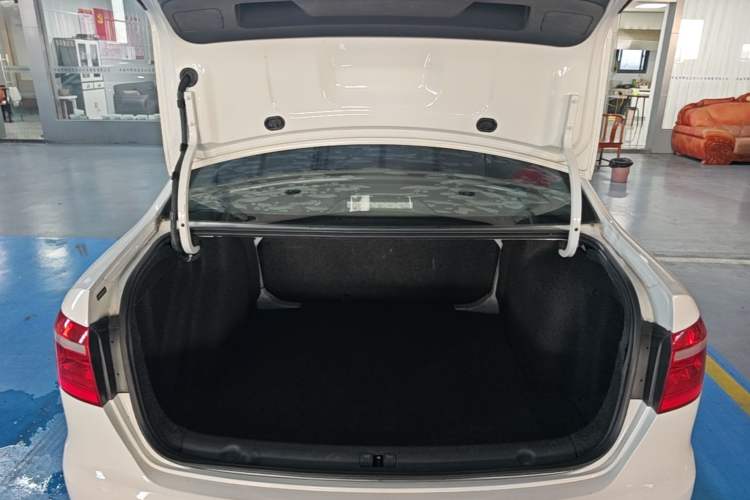 Used Volkswagen Lavida 2015 1.6L Automatic Fashion Edition Trunk