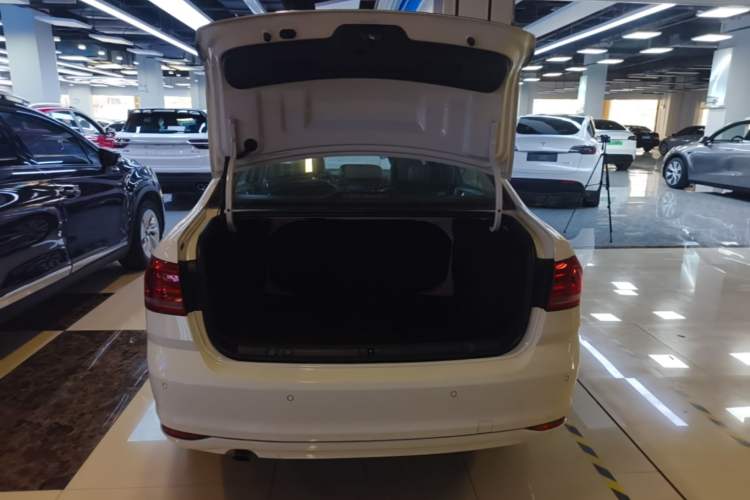 Used Volkswagen Lavida 2015 1.6L Manual Comfort Edition Trunk