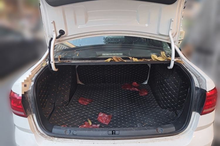Used Volkswagen Lavida 2015 1.6L Manual Comfort Edition Trunk