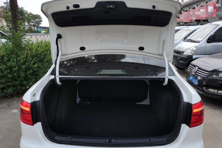 Used Volkswagen Lavida 2015 1.6L Automatic Fashion Edition Trunk