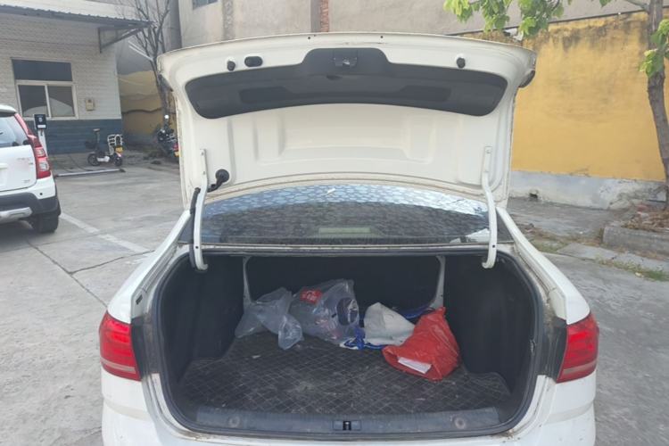 Used Volkswagen Lavida 2015 1.6L Automatic Fashion Edition Trunk