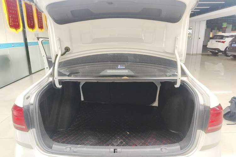 Used Volkswagen Lavida 2015 1.6L Automatic Comfort Edition Trunk