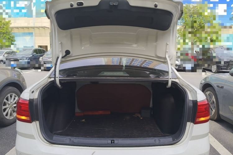 Used Volkswagen Lavida 2015 1.6L Automatic Fashion Edition Trunk