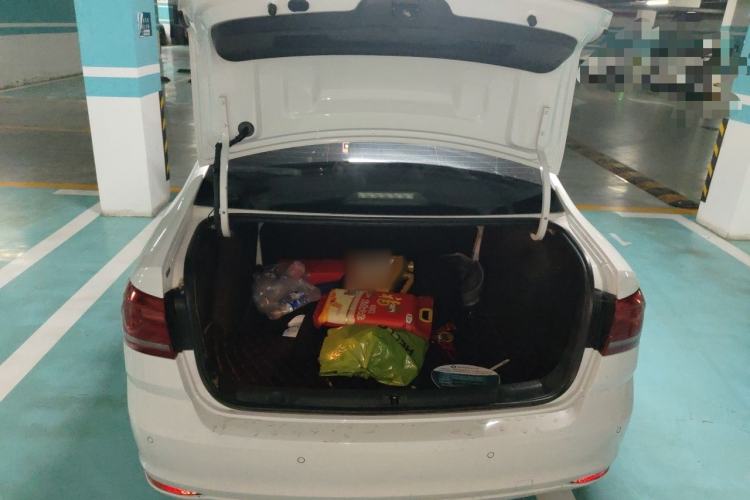 Used Volkswagen Lavida 2015 1.6L Manual Comfort Edition Trunk