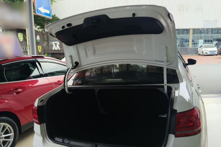 Used Volkswagen Lavida 2015 1.6L Automatic Comfort Edition Trunk