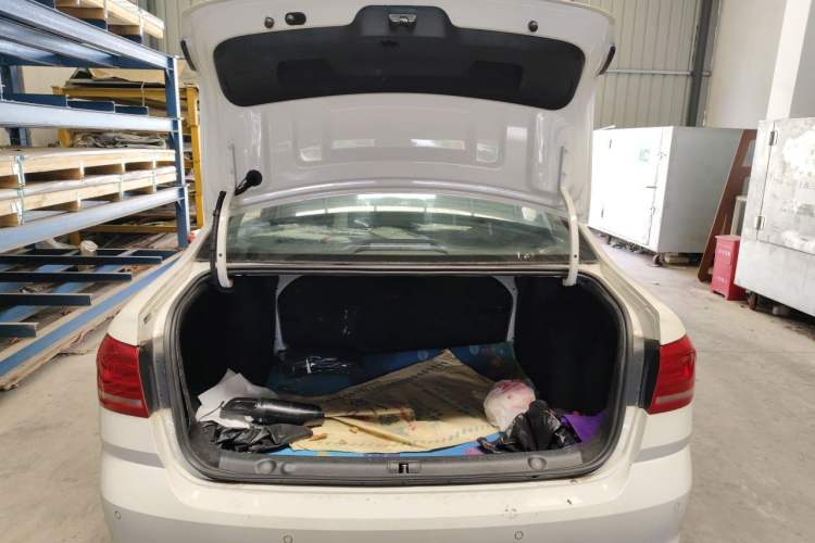 Used Volkswagen Lavida 2015 1.6L Automatic Fashion Edition Trunk