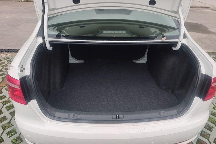 Used Volkswagen Lavida 2015 1.6L Automatic Fashion Edition Trunk