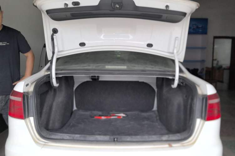 Used Volkswagen Lavida 2015 1.6L Automatic Fashion Edition Trunk