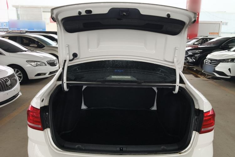 Used Volkswagen Lavida 2015 1.6L Manual Fashion Edition Trunk