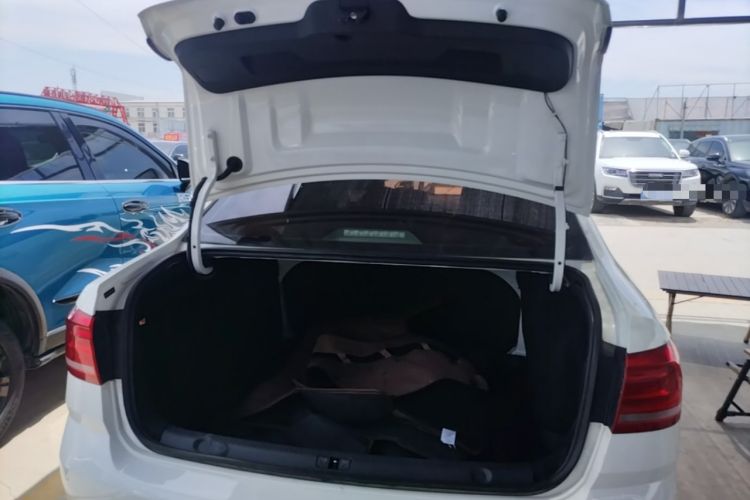 Used Volkswagen Lavida 2015 1.6L Automatic Fashion Edition Trunk