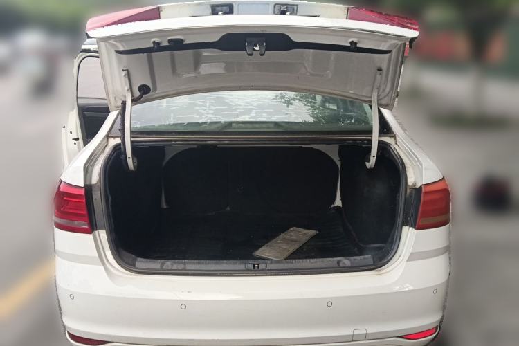 Used Volkswagen Lavida 2015 1.6L Automatic Comfort Edition Trunk