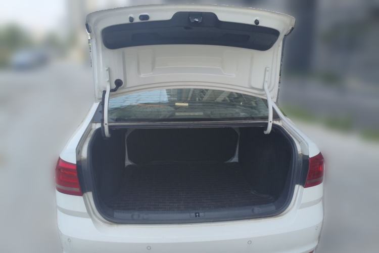 Used Volkswagen Lavida 2015 1.6L Manual Fashion Edition Trunk
