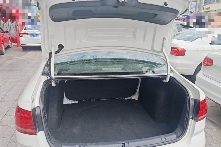 Used Volkswagen Lavida 2015 1.6L Automatic Fashion Edition Trunk